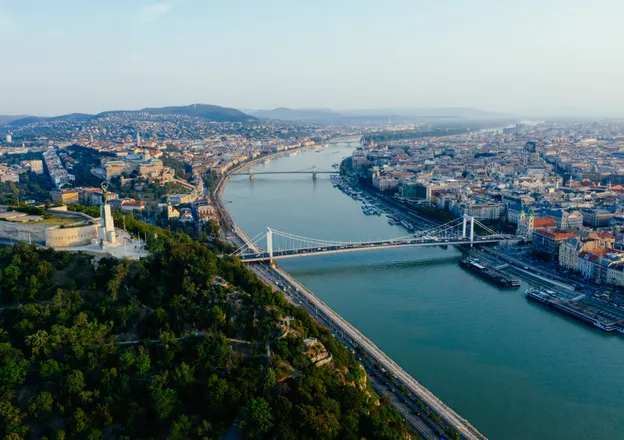 Budapest látkép Dunával Lakógyűlés
